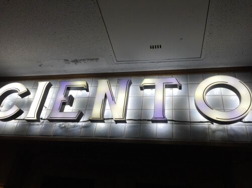 CIENTO. 看板
