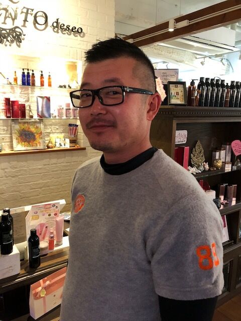 メガネと髭にツーブロック